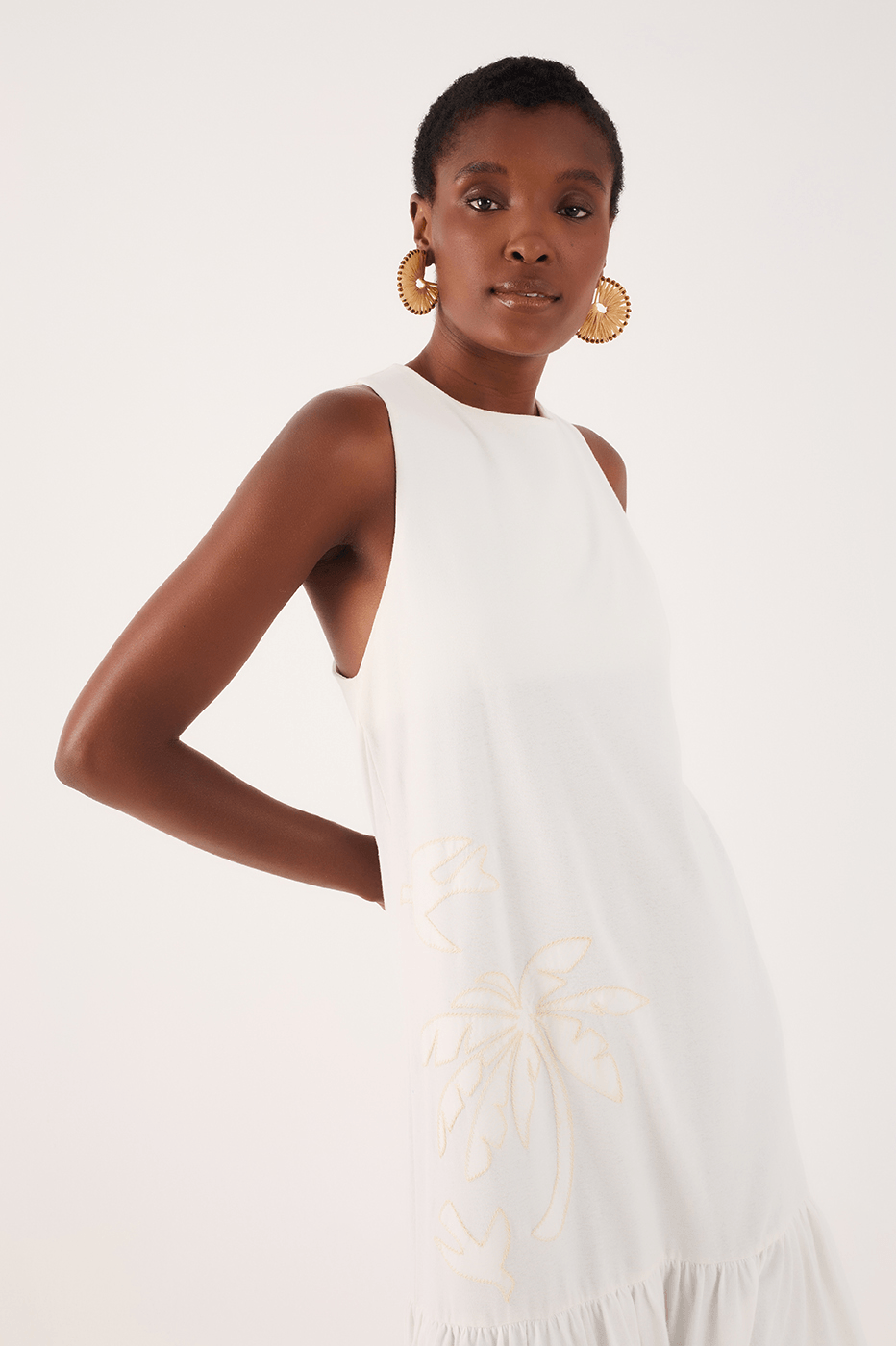 Dress With Embroidered Appliques_3