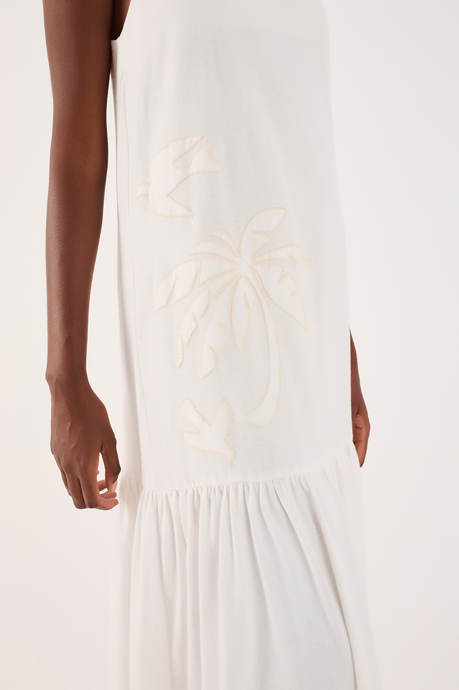 Dress With Embroidered Appliques_4