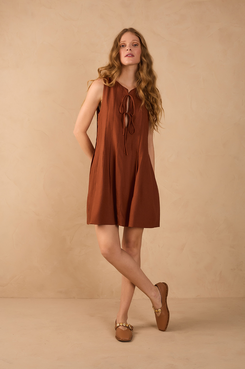 Brown Mate Pleats Front Ties Sleeveless Linen Mini Dress_1