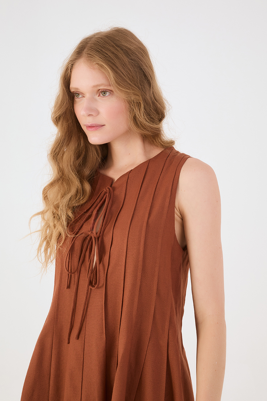 Brown Mate Pleats Front Ties Sleeveless Linen Mini Dress_4