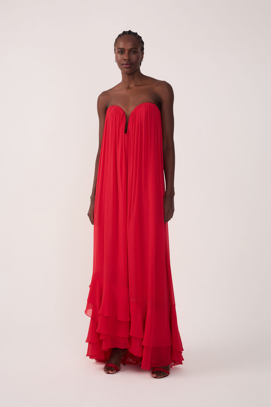 Sunset Red Chiffon Strapless Gown with Waist Tie Thati Amorim Collec in Sunset Red | Dress To Sunset Red Chiffon Strapless Gown with Waist Tie Thati Amorim Collec in Sunset Red | Dress To