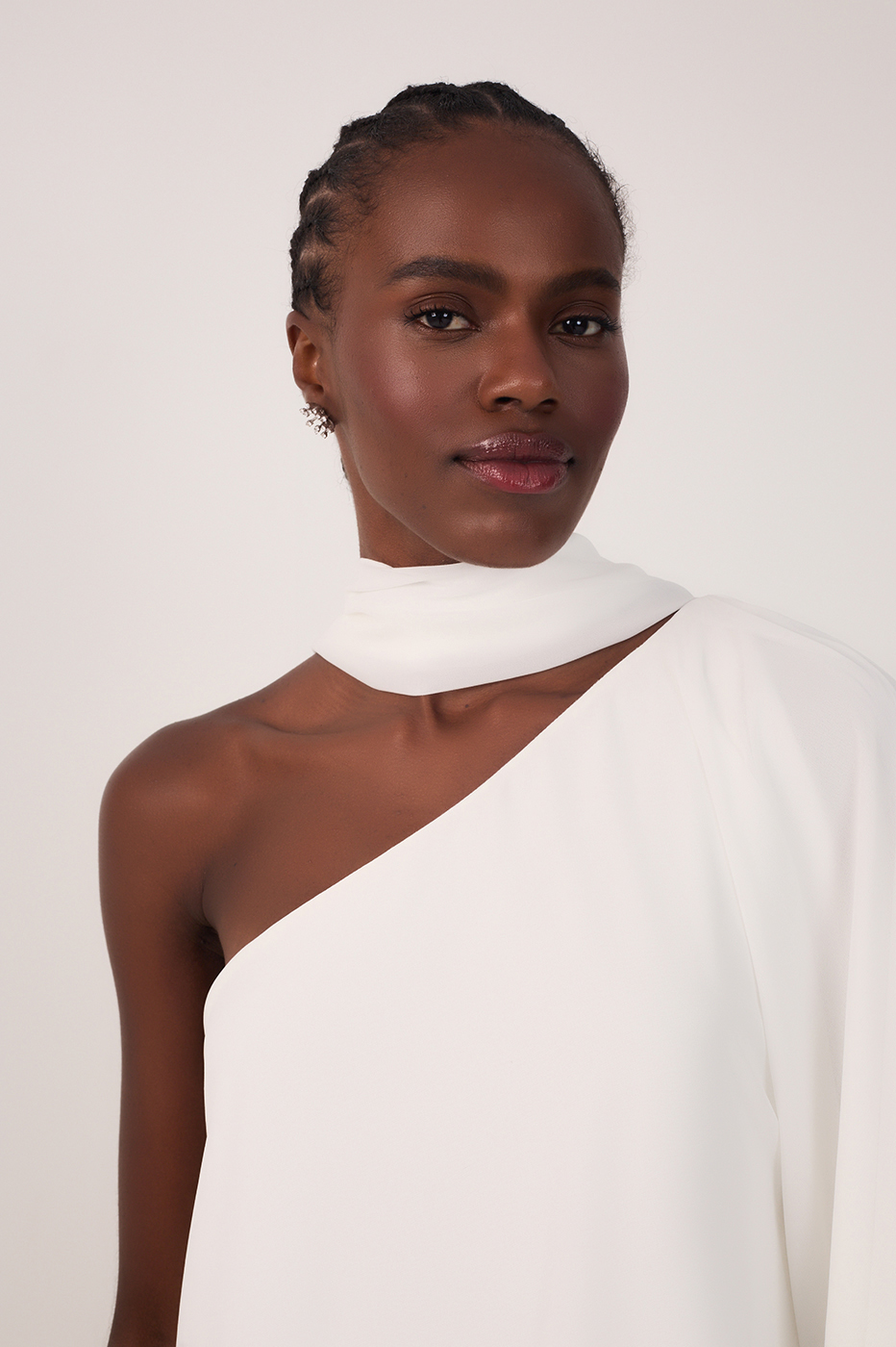 Off White Asymmetric One-Shoulder Chiffon Gown with Waist Tie -  Thati Amorim Collection_5