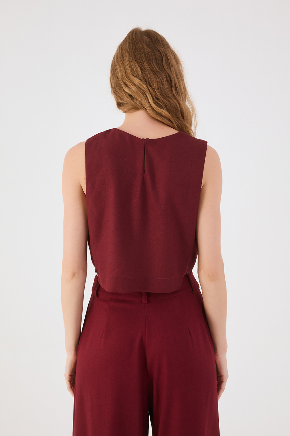 Wine Bossa Crew Neck Sleeveless Blouse