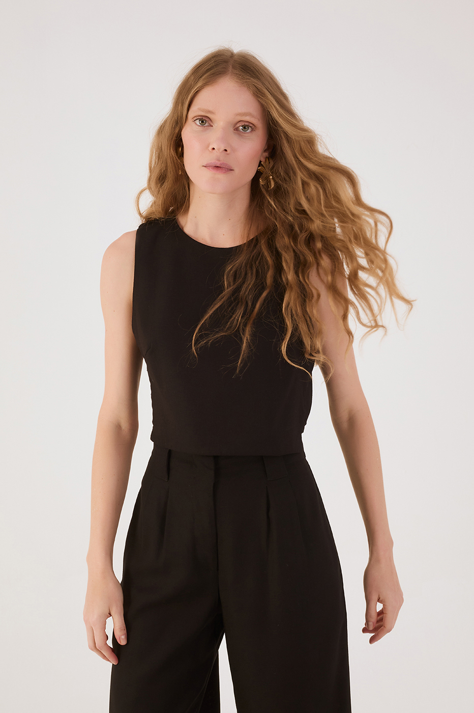 Black Crew Neck Sleeveless Blouse