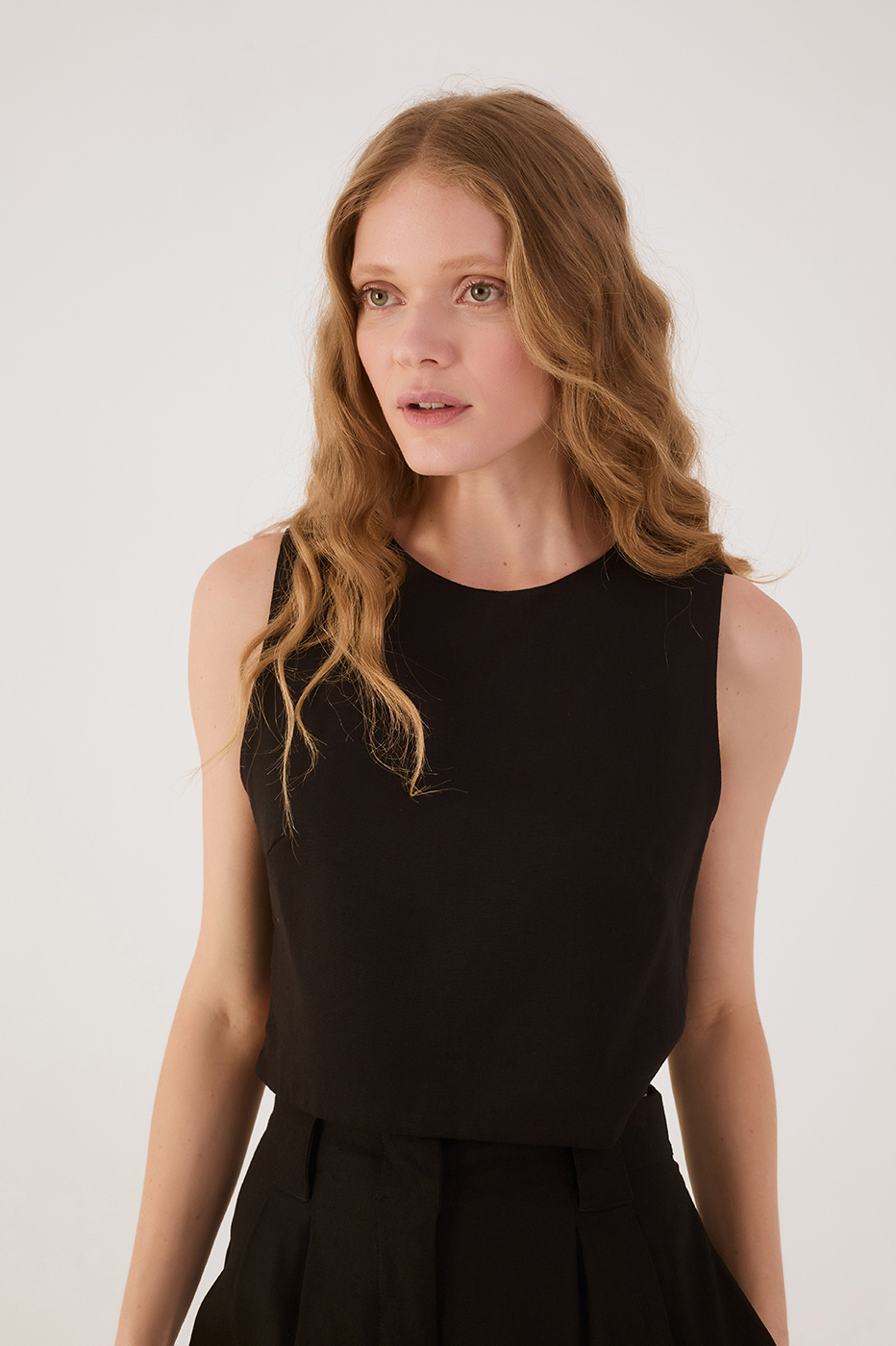 Black Crew Neck Sleeveless Blouse