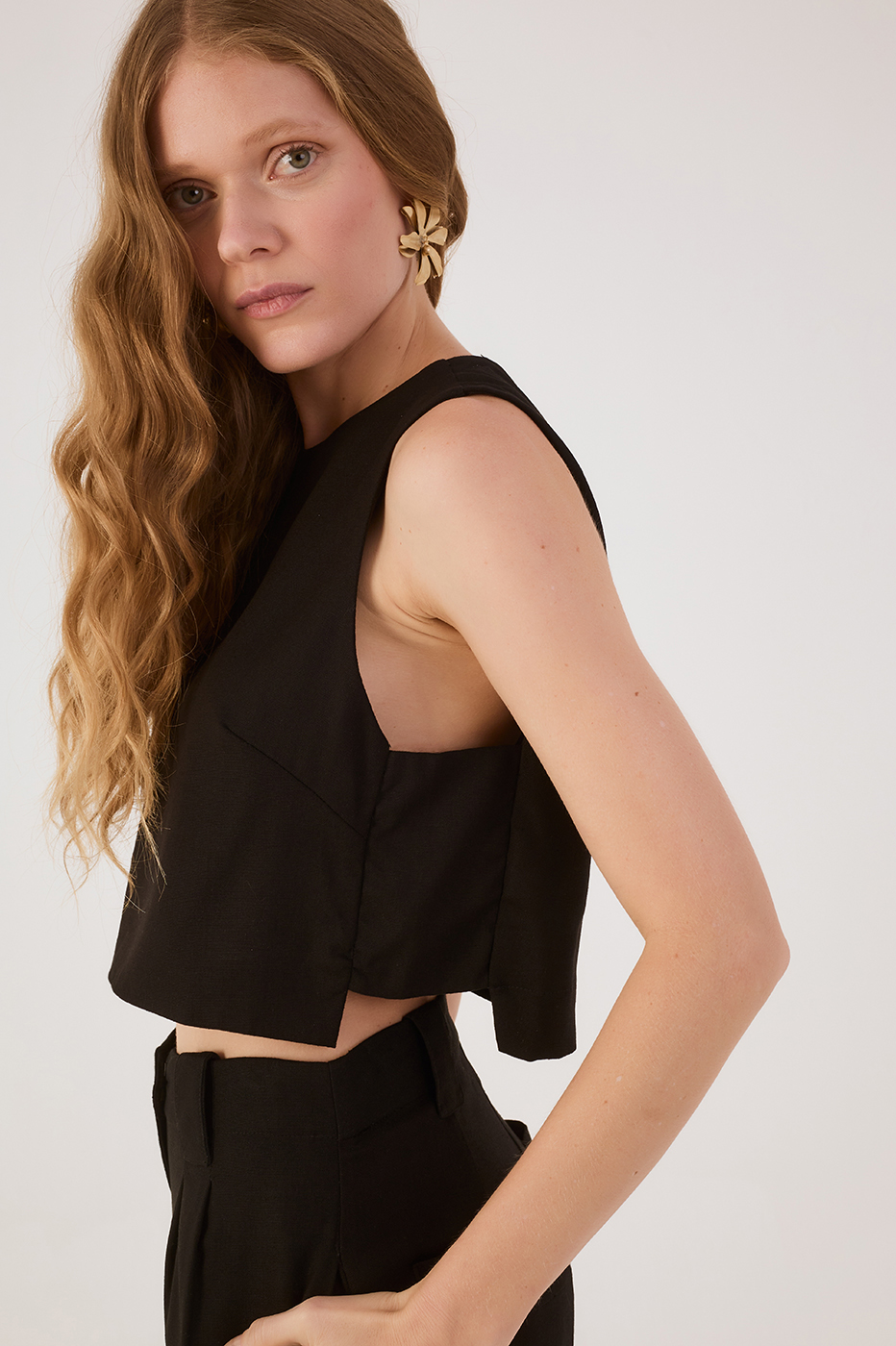 Black Crew Neck Sleeveless Blouse