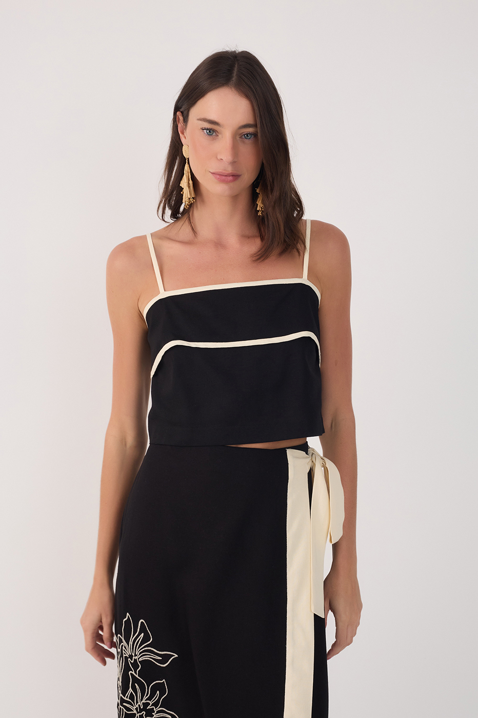 Black Square Neck Back Button Crop Top_2