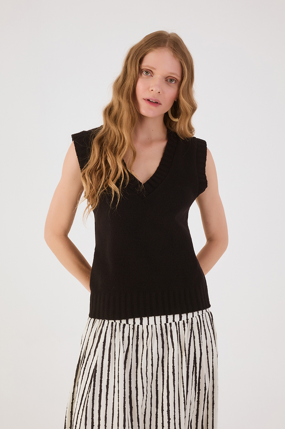 Black V Neck Sleeveless Tricot Vest