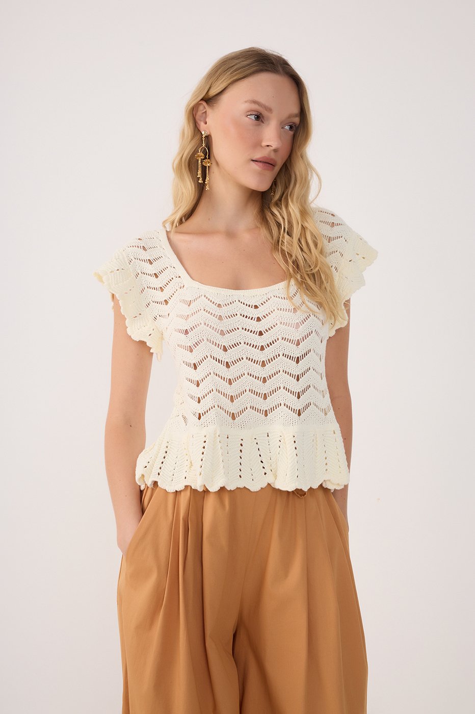 Crochet Neckline Quadrado Top_2