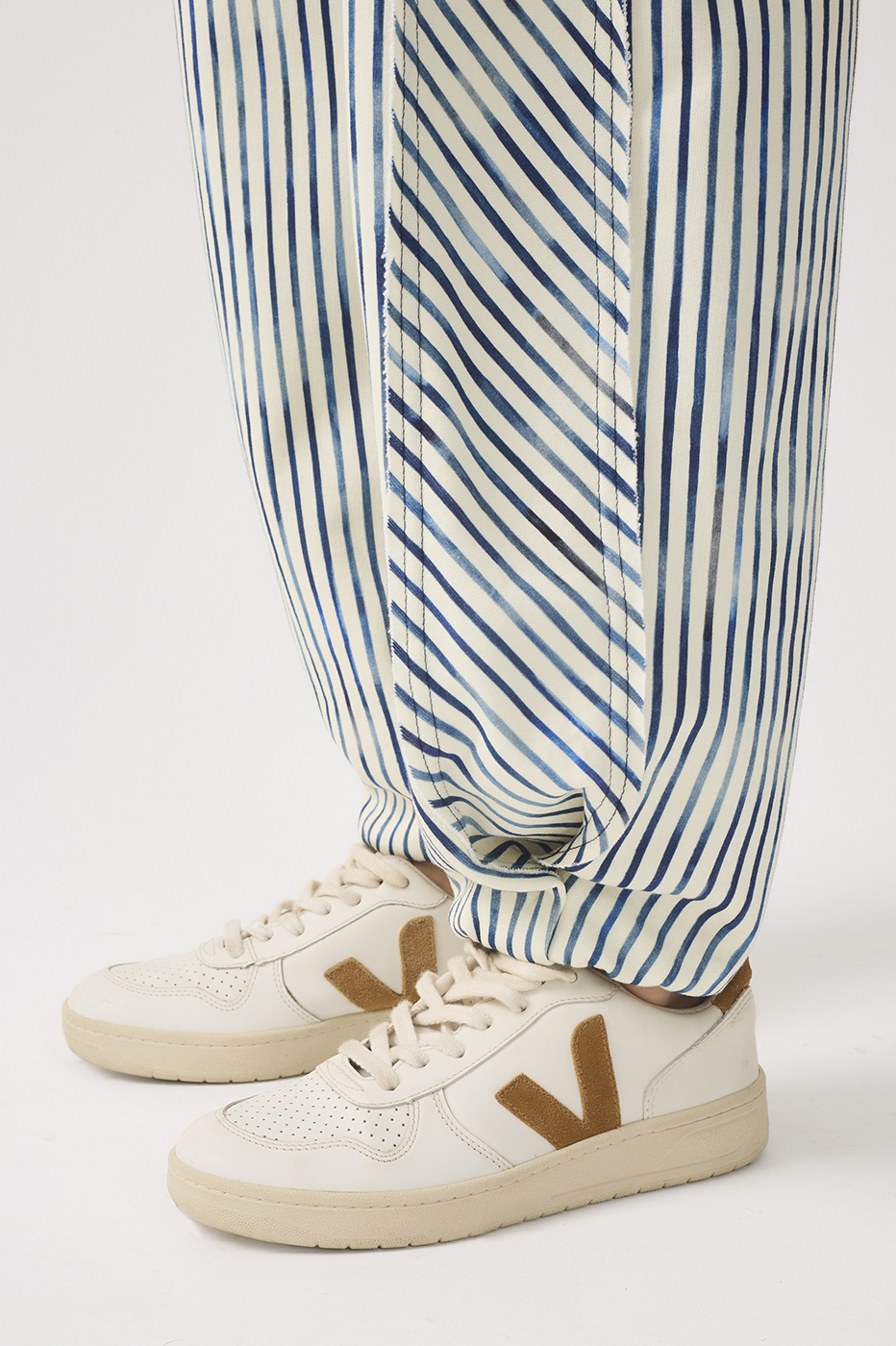 Blue Stripes Smocked Cuffs Sweatpants_6