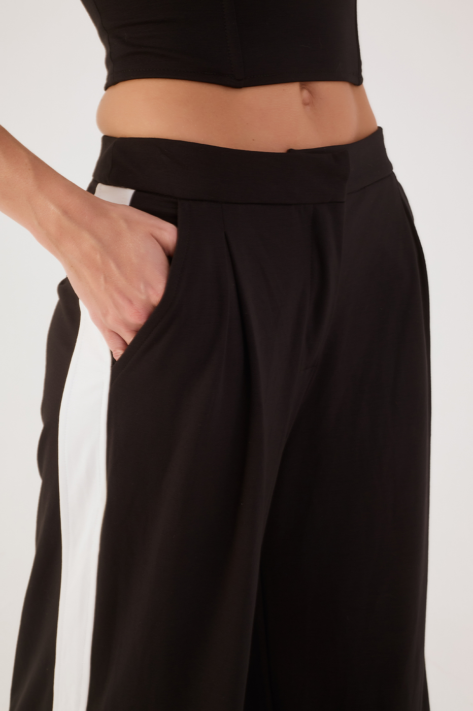 Black Bicolor Pockets Wide-Leg Tailored Pants