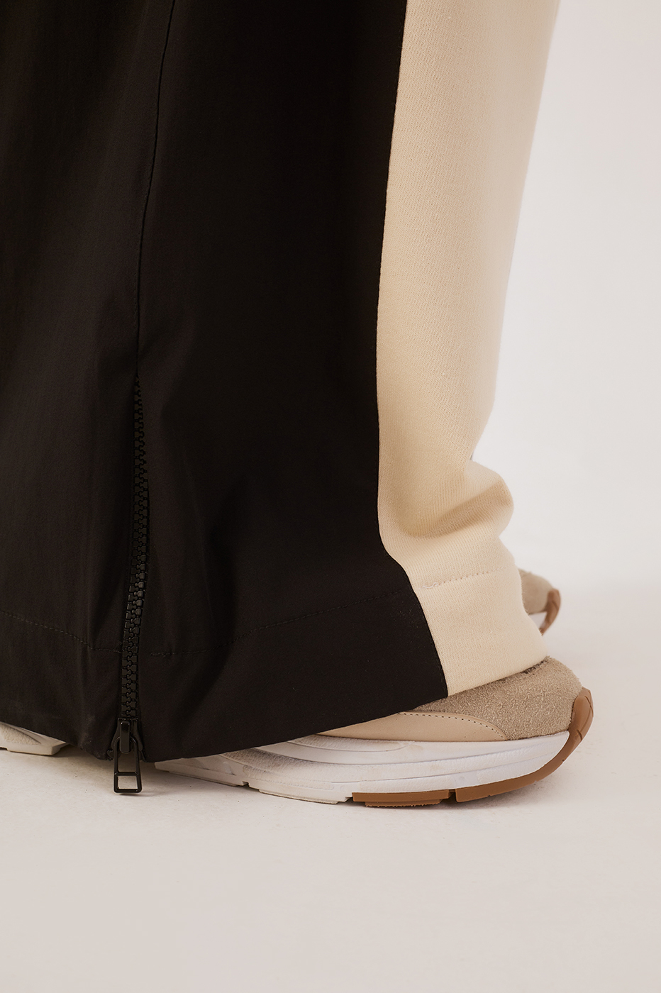 Black Bicolor Elastic Waist Zippered Cuffs Sweatpants