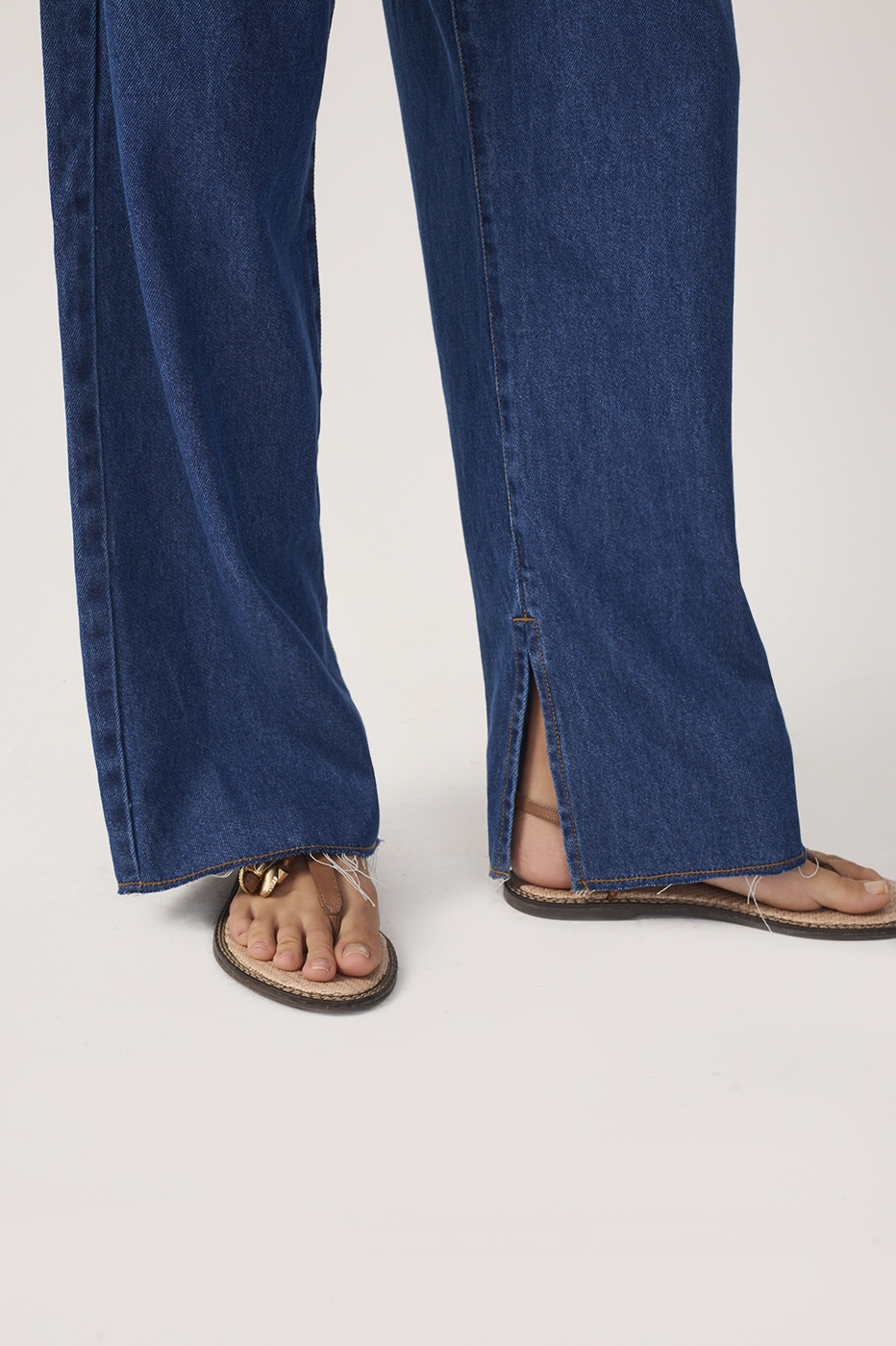 Straight-Leg Slit Jeans_6