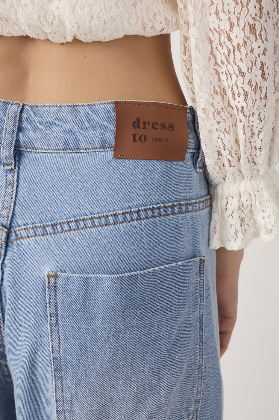 Barrel Frayed Hem Jeans_6