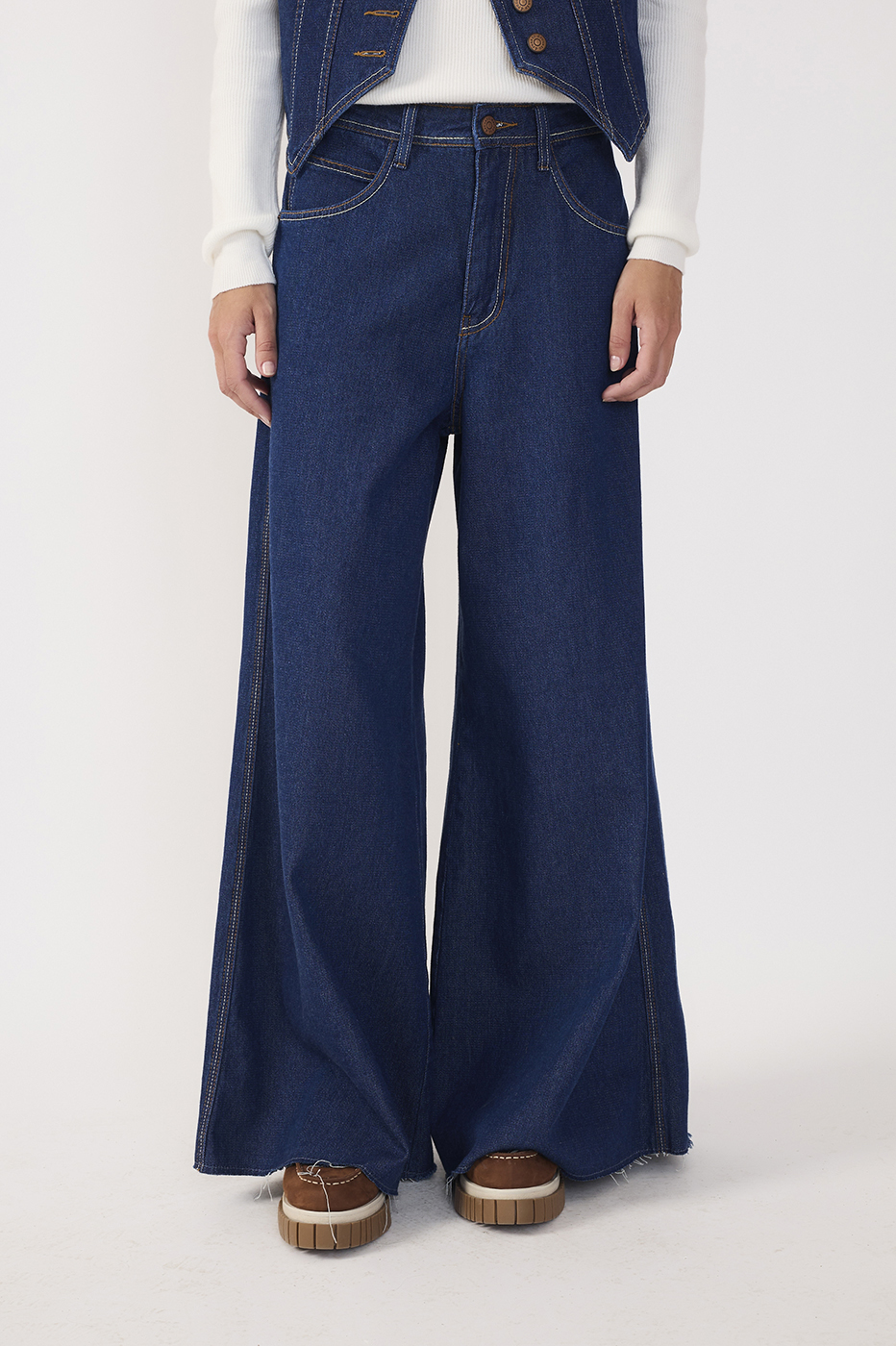 Topstitched Wide-Leg Jeans_4