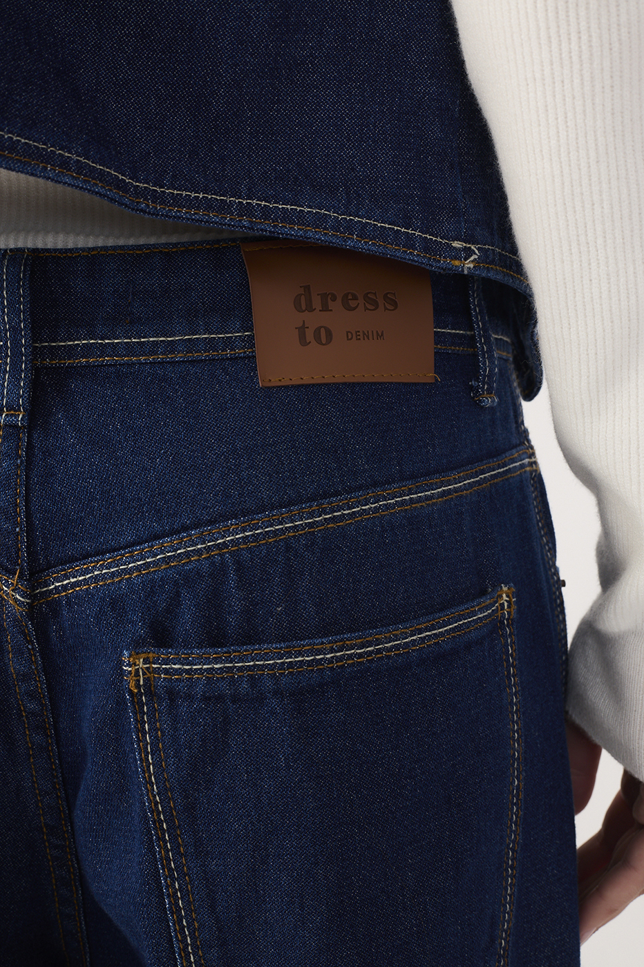 Topstitched Wide-Leg Jeans_6