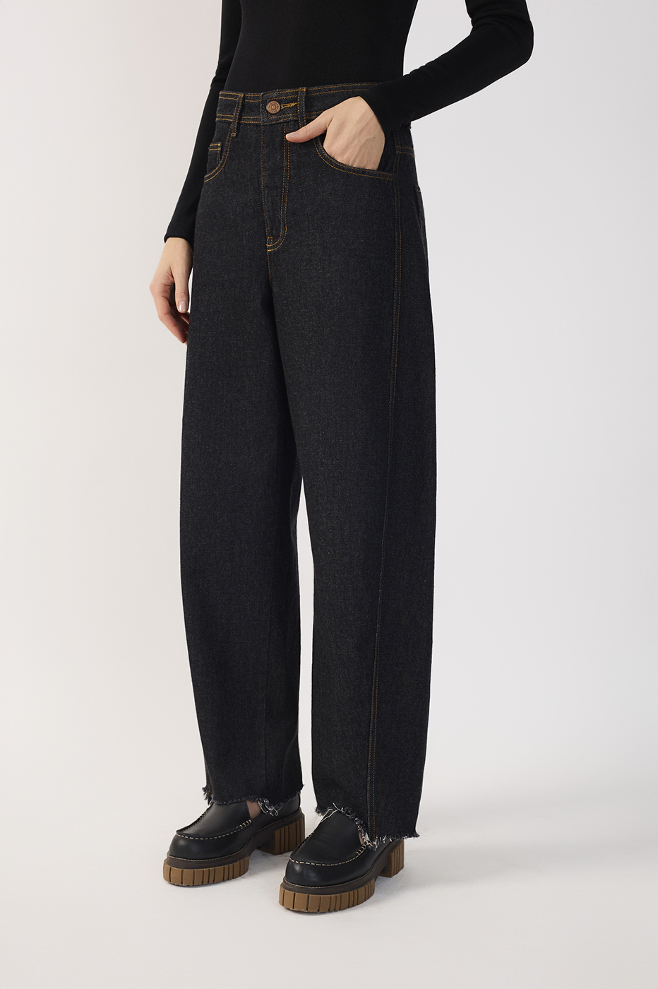 High-Waisted Barrel Jeans_4