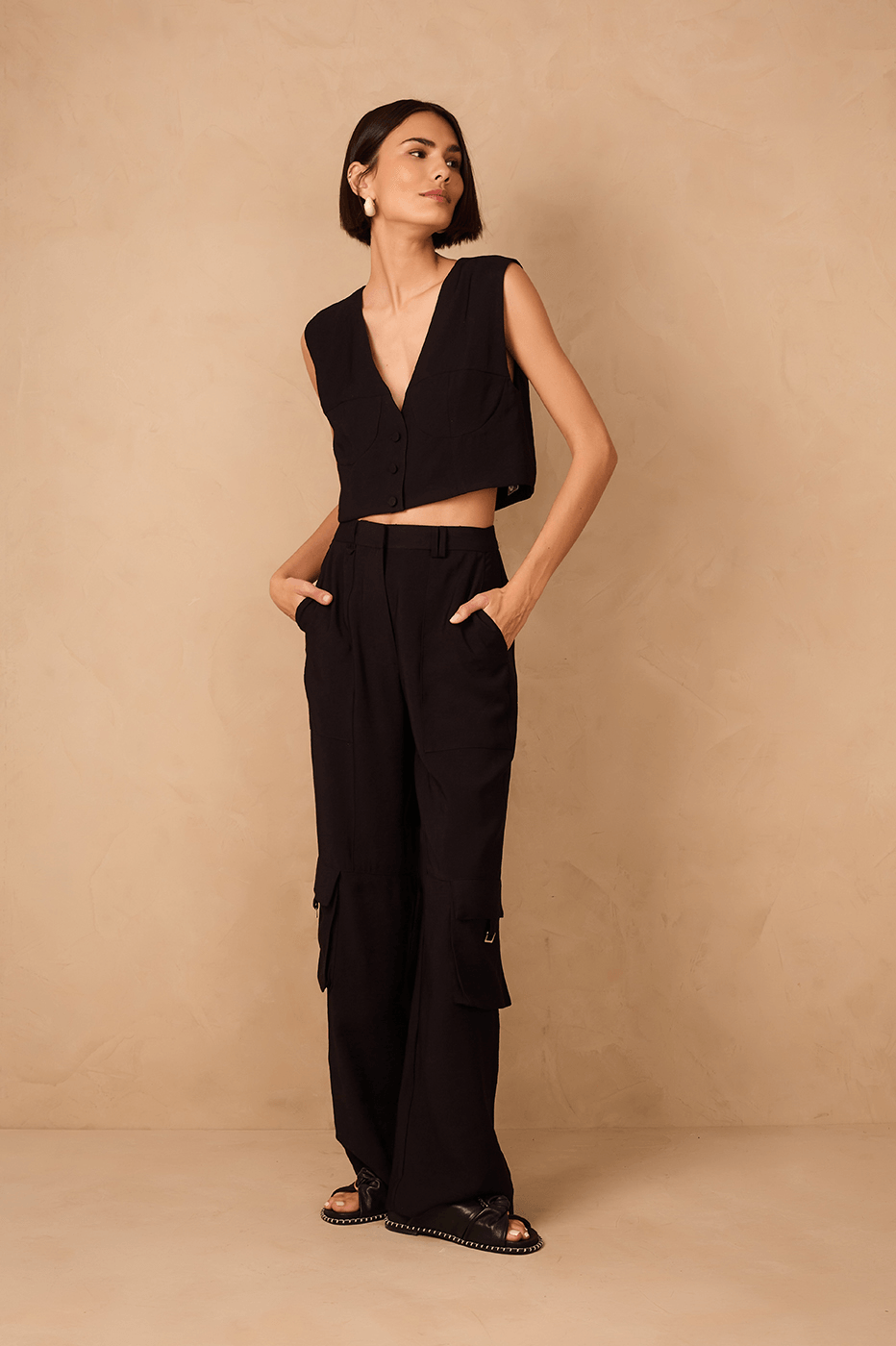 Black Leg Pockets Cargo Pants in Black