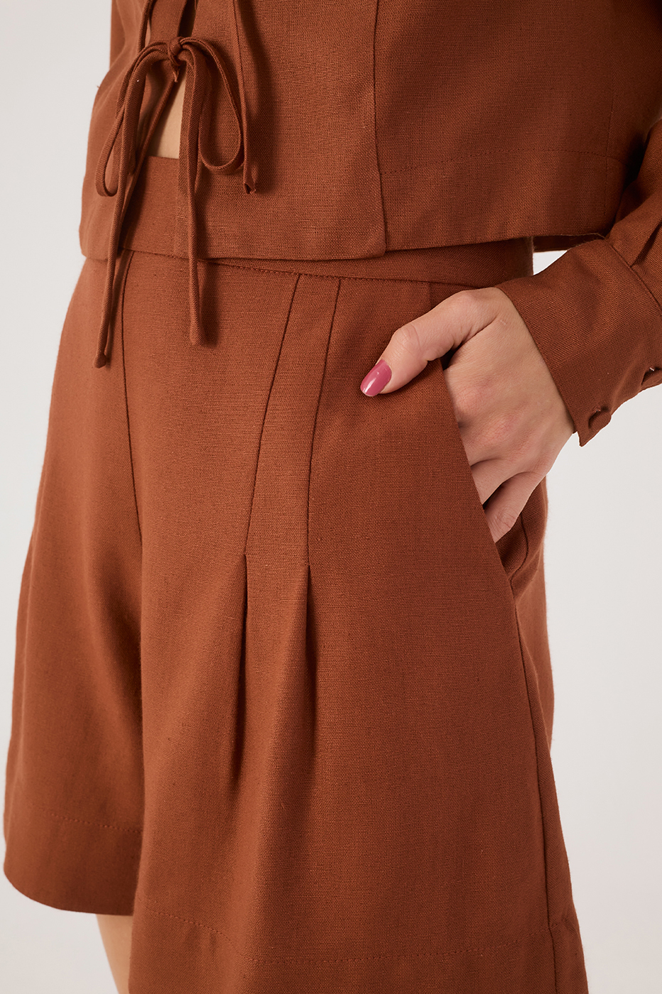 Brown Mate Pleats Pockets Shorts