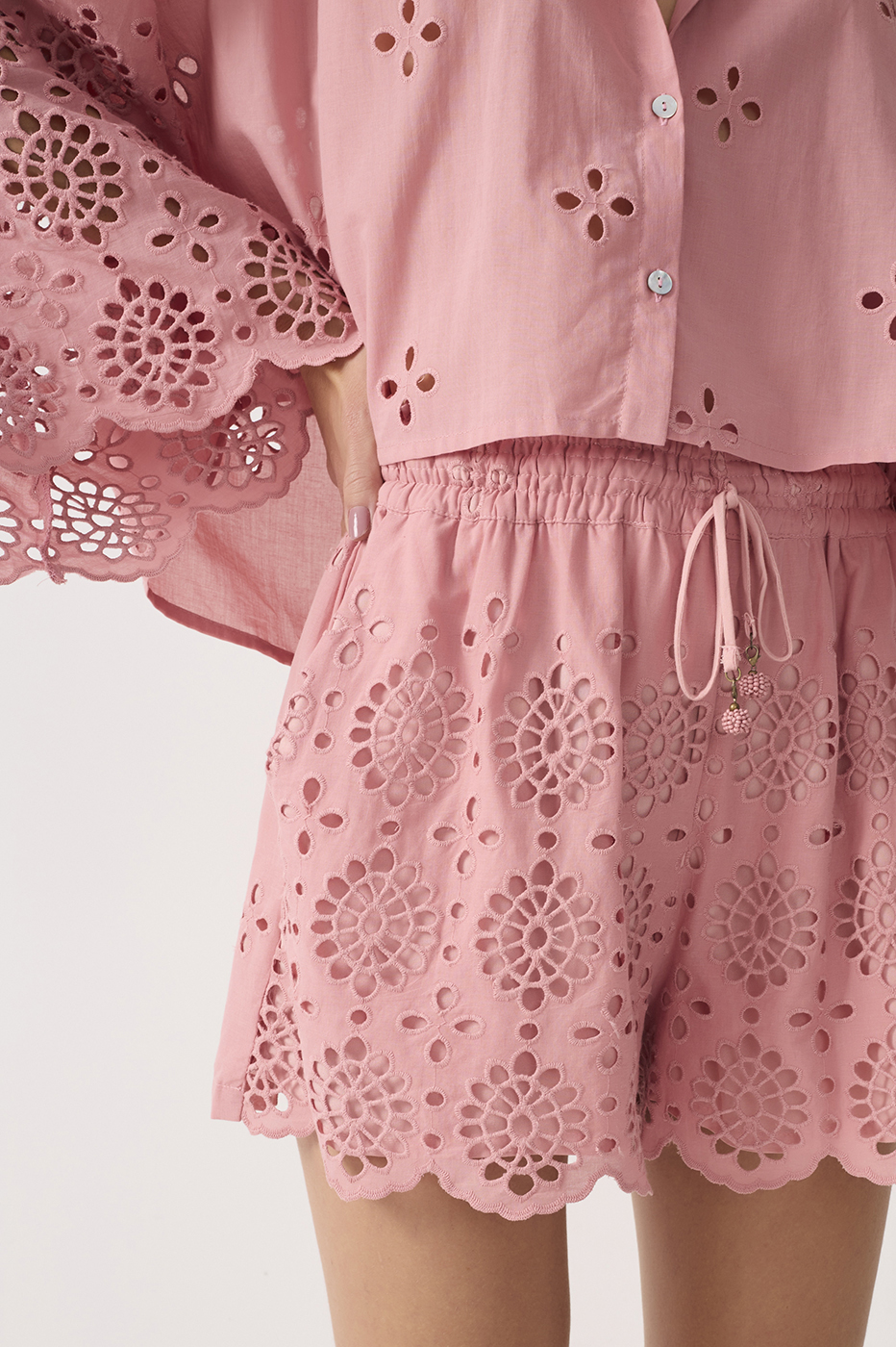 Embroidered Drawstring Wavy Hem Shorts_4
