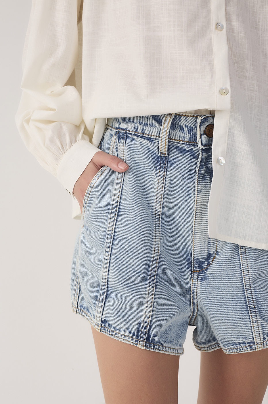 Denim Seam Details Belt Loops Pockets Shorts_5