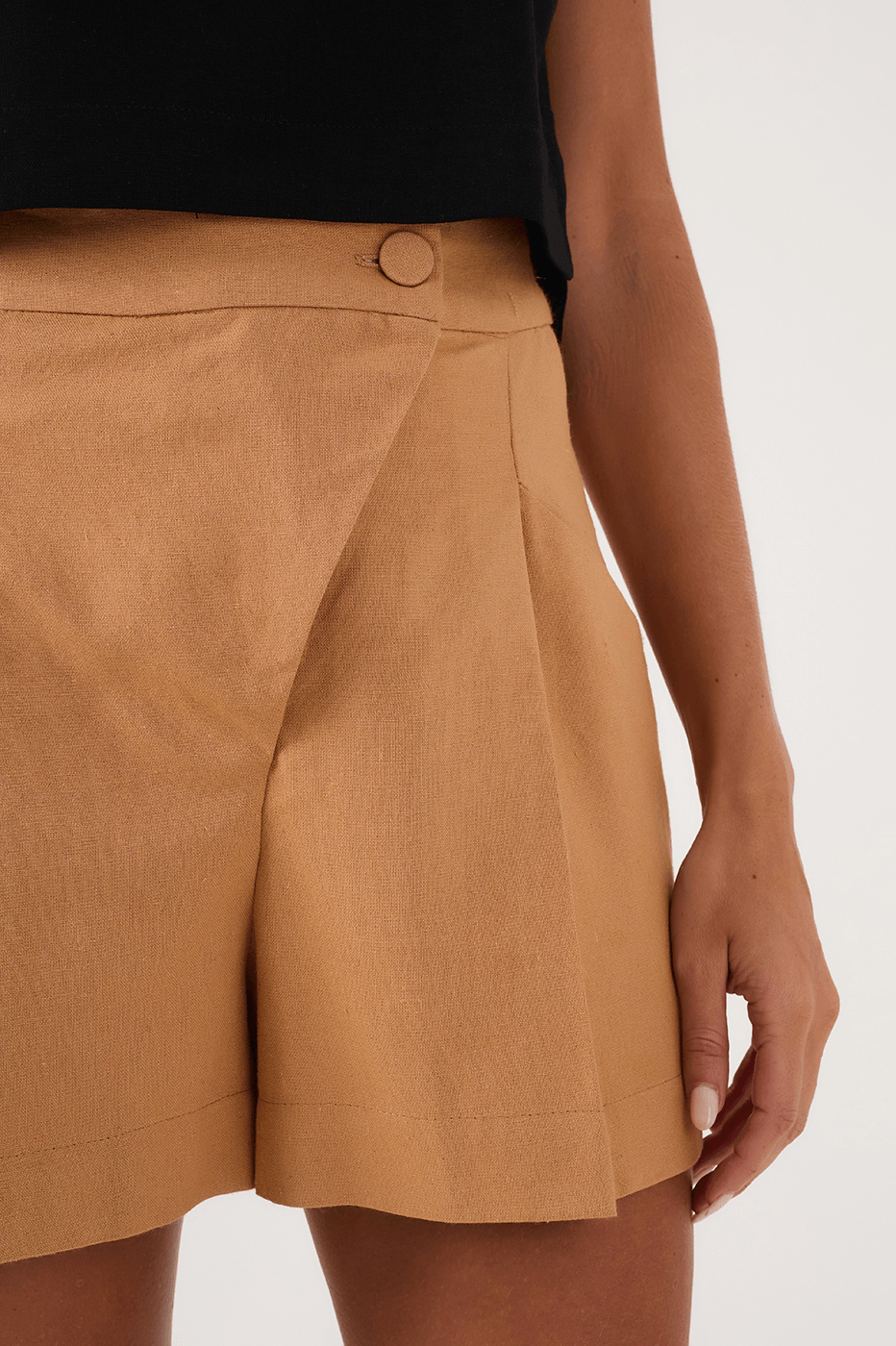 Off-White Asymmetric Side Pockets Linen Shorts