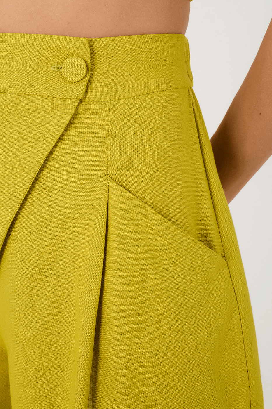 Green Urca Asymmetric Side Pockets Linen Shorts