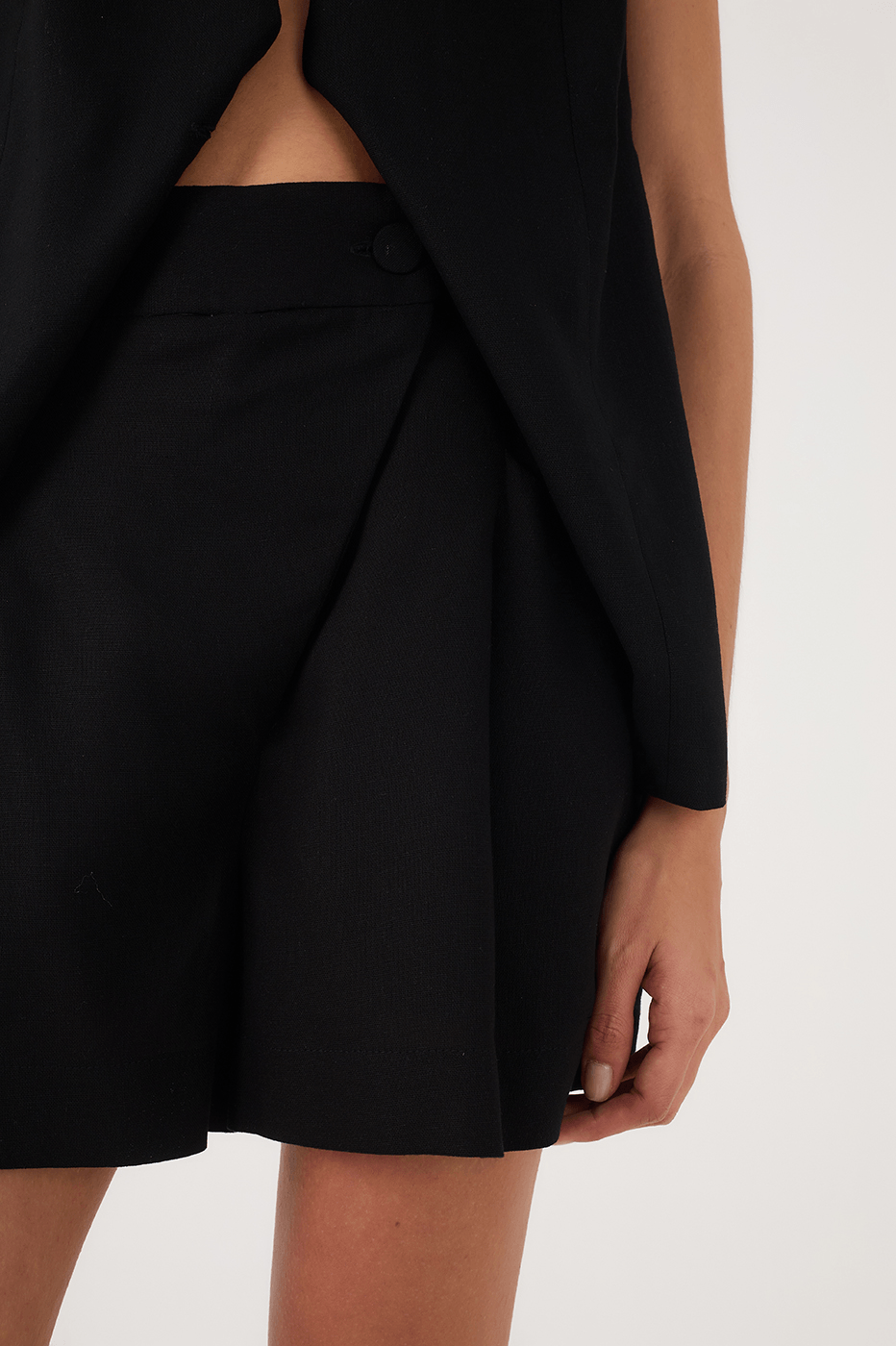 Black Asymmetric Side Pockets Linen Shorts