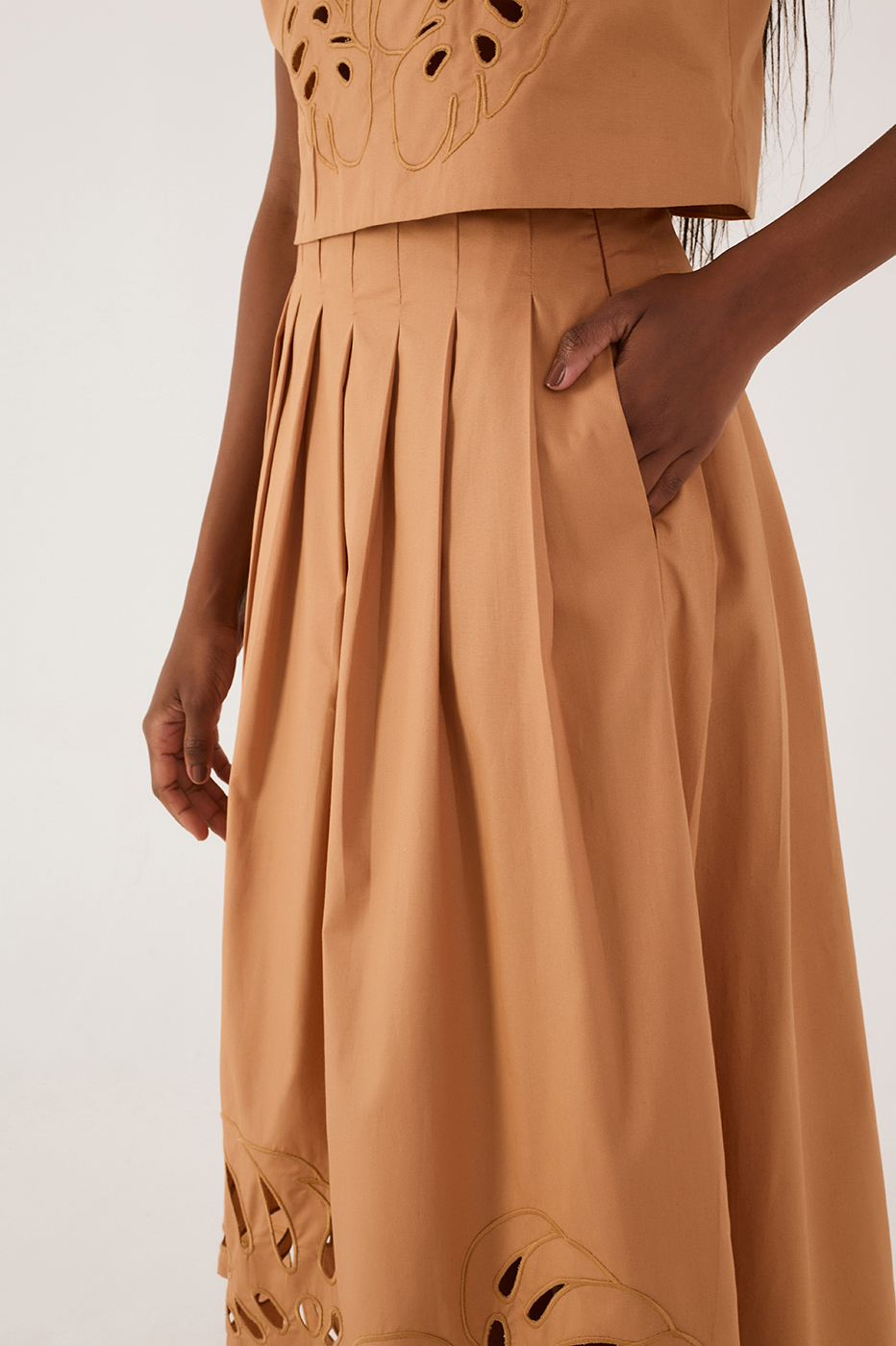 Beige Leme Folhagens Cut-Out Pleats Asymmetric Maxi Skirt_4