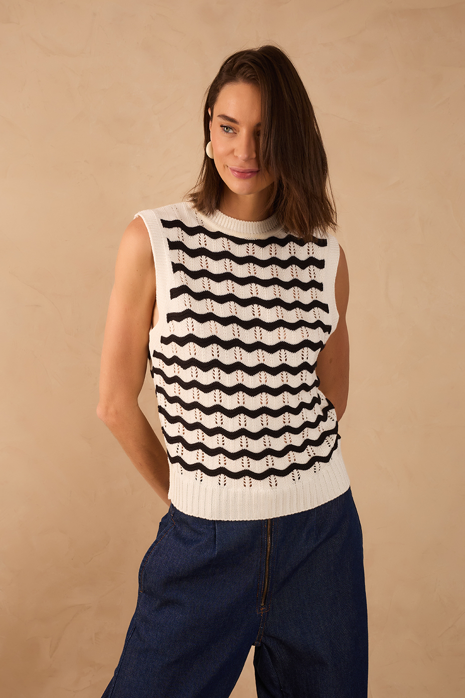 Black Ondas Crew Neck Sleeveless Tricot Vest
