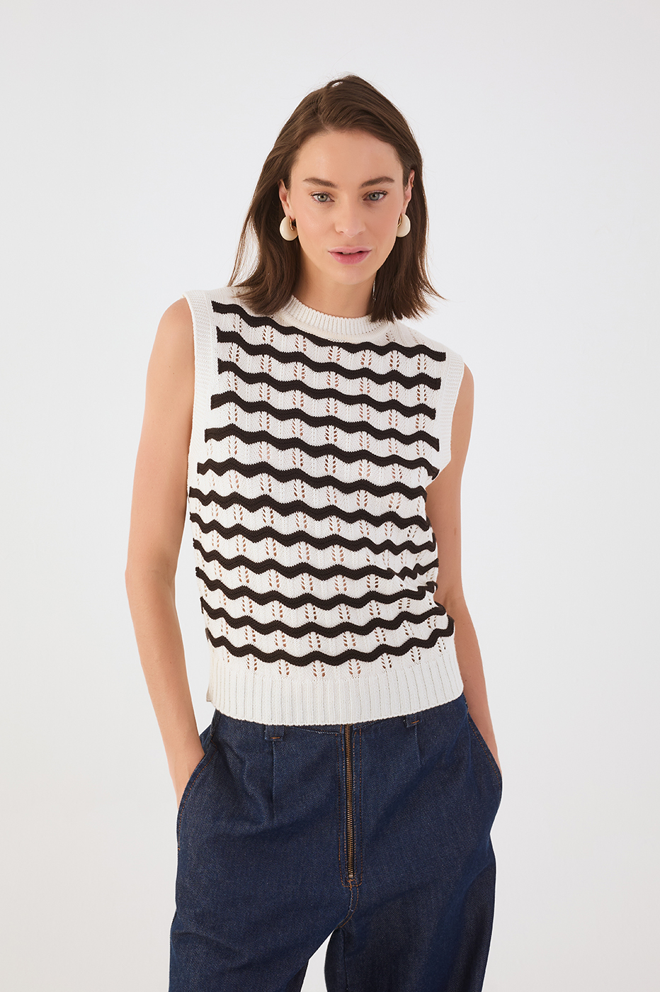 Black Ondas Crew Neck Sleeveless Tricot Vest
