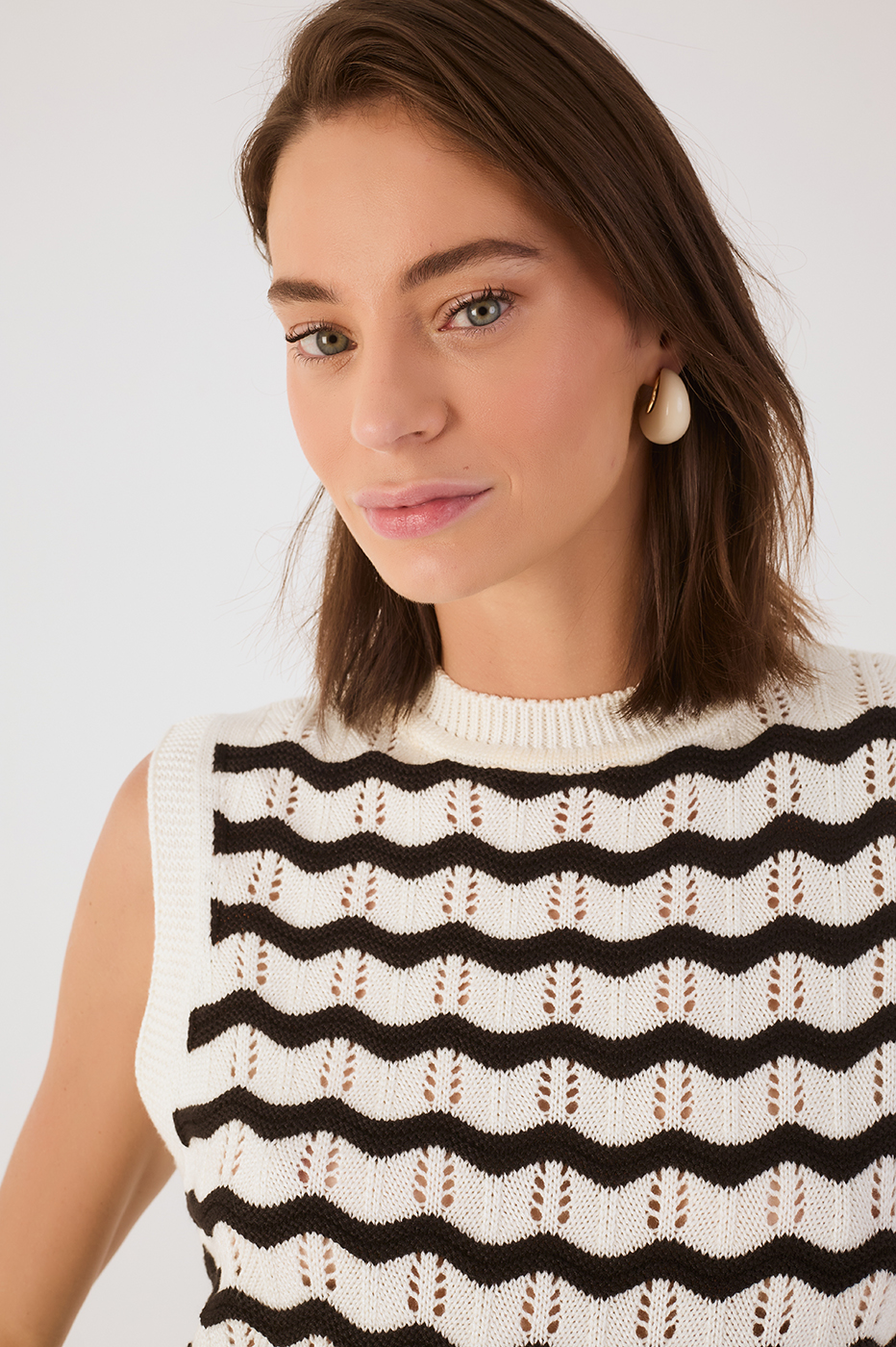 Black Ondas Crew Neck Sleeveless Tricot Vest
