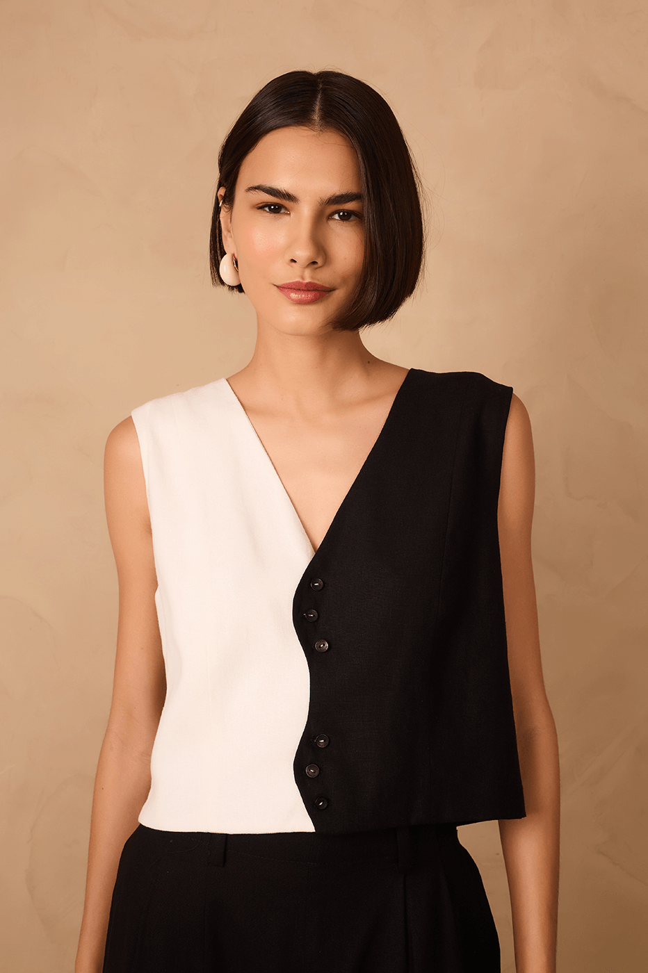 Off-White And Black Ondas Buttoned Sleeveless Linen Vest