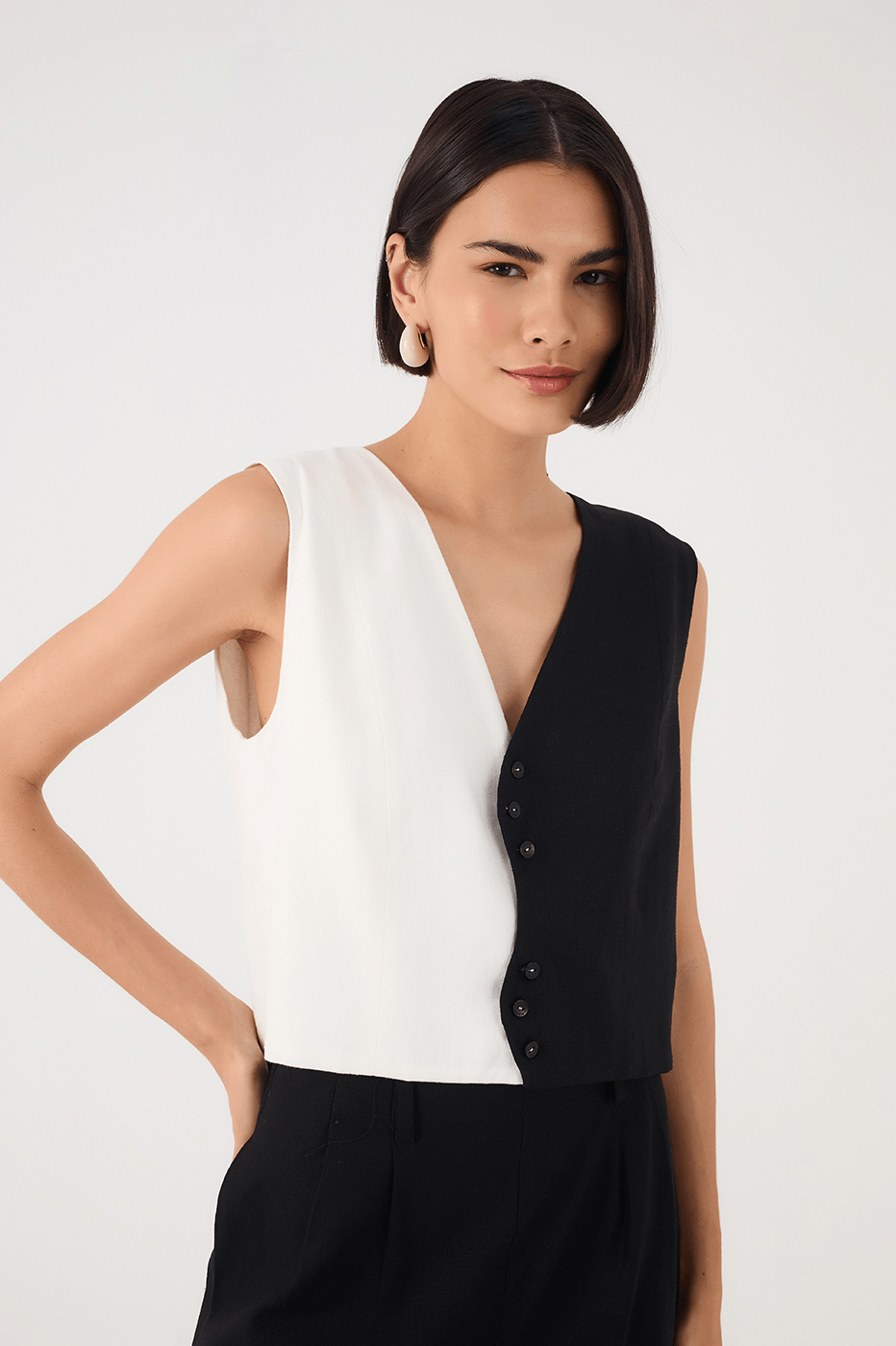 Off-White And Black Ondas Buttoned Sleeveless Linen Vest