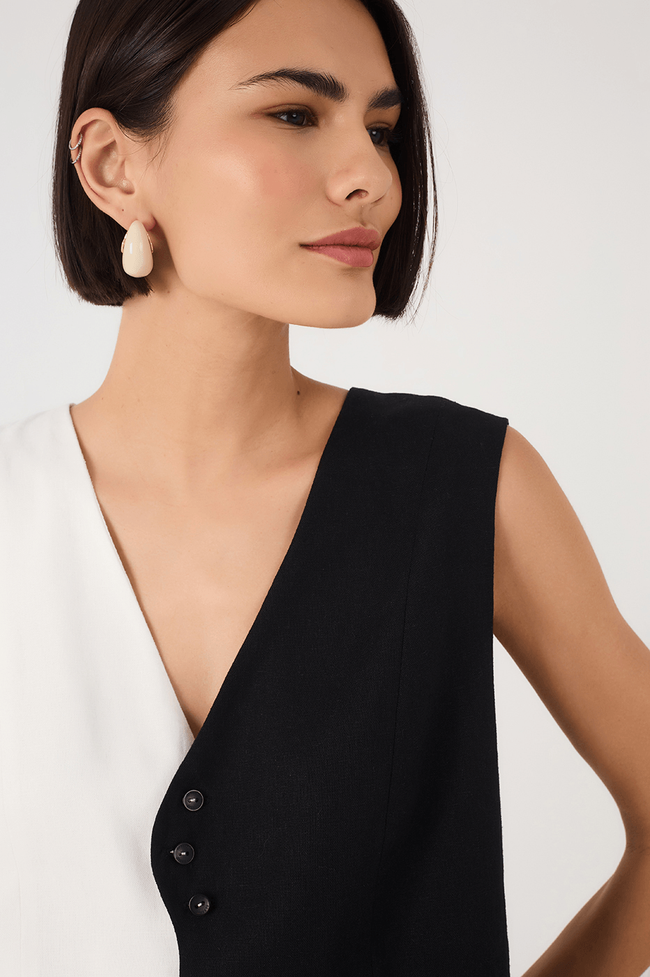 Off-White And Black Ondas Buttoned Sleeveless Linen Vest