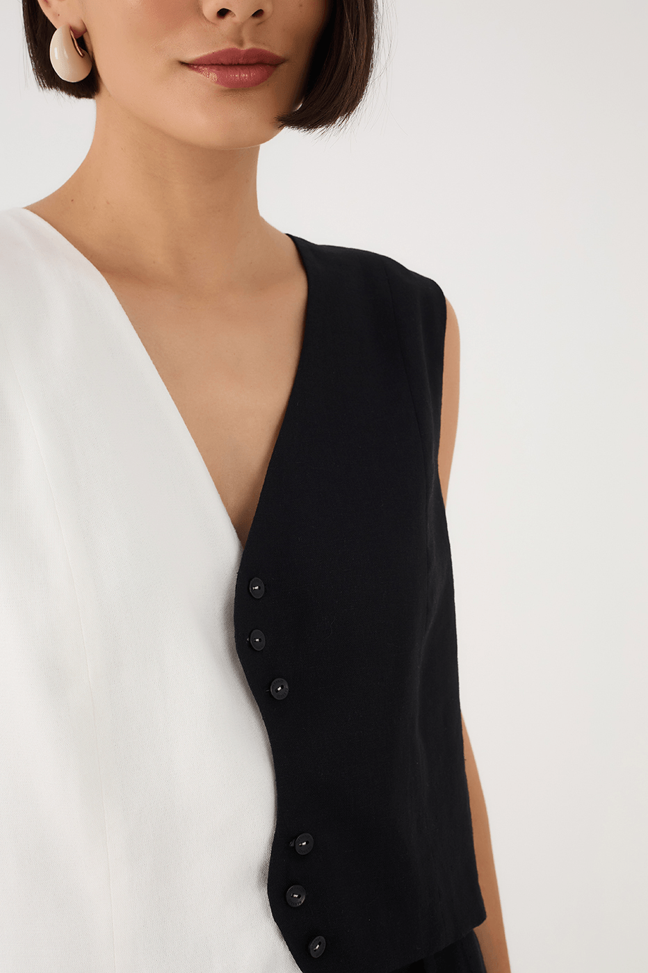 Off-White And Black Ondas Buttoned Sleeveless Linen Vest
