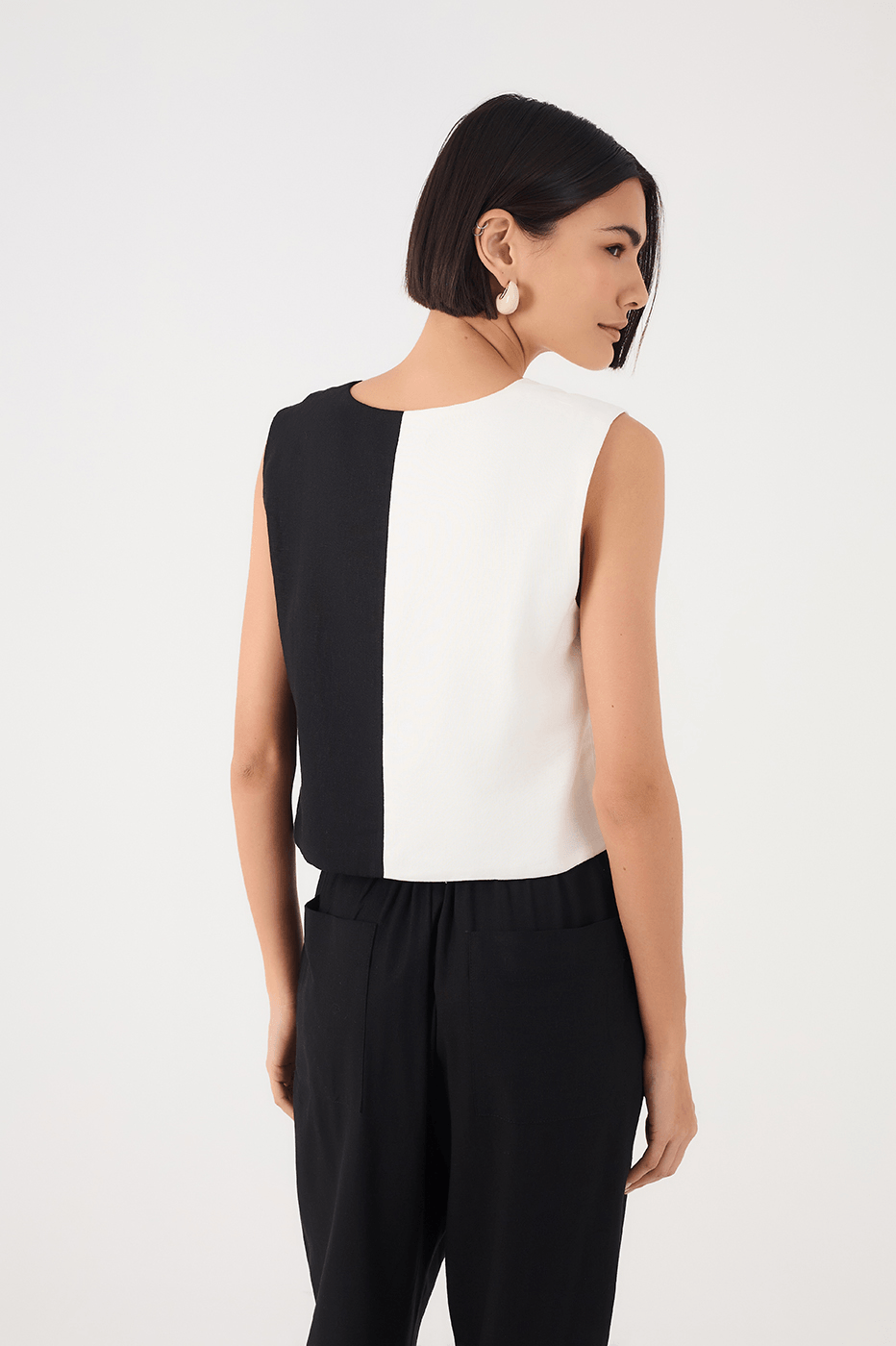Off-White And Black Ondas Buttoned Sleeveless Linen Vest