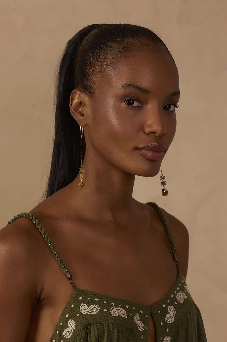 Golden Fio de luz Hanging Earrings_1