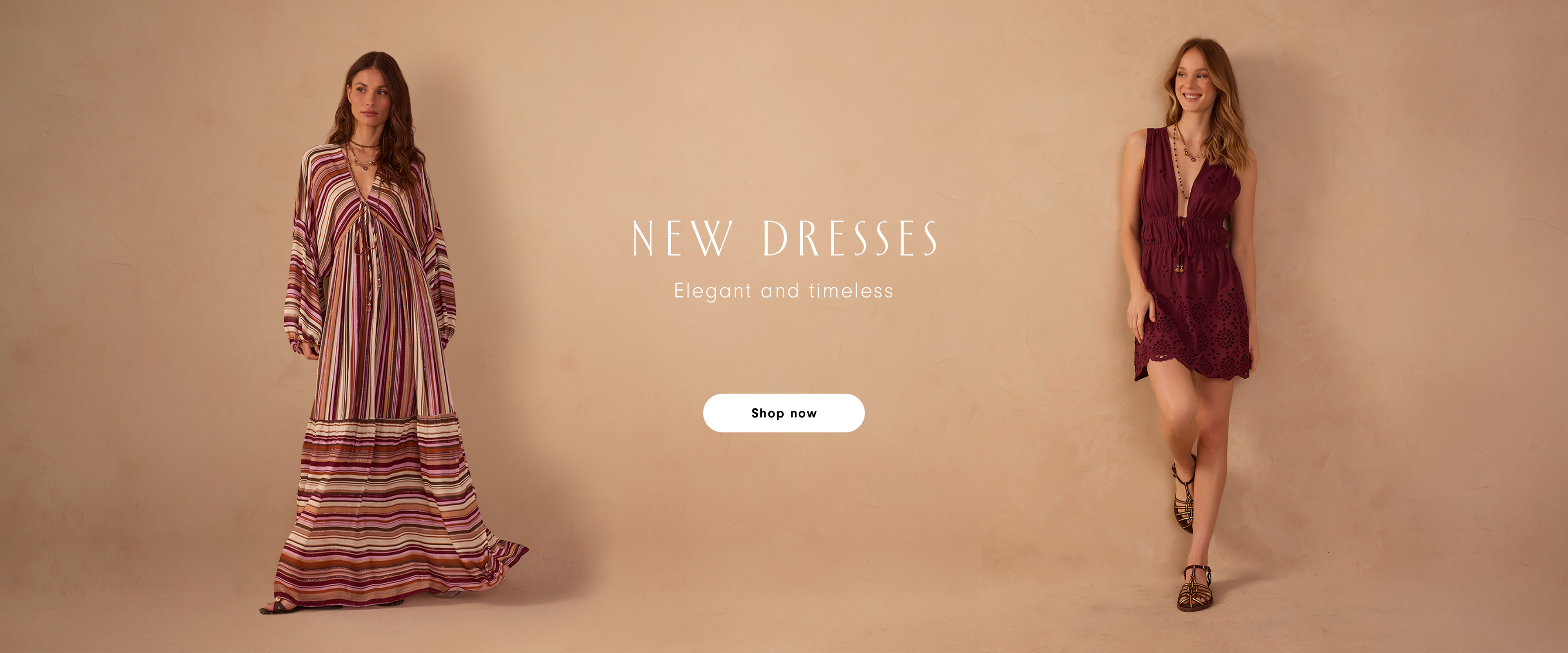 Banner New Dresses - Elegant and timeless: duas modelos usando vestidos longos listrados e vestido curto vinho em fundo bege, com botão Shop now